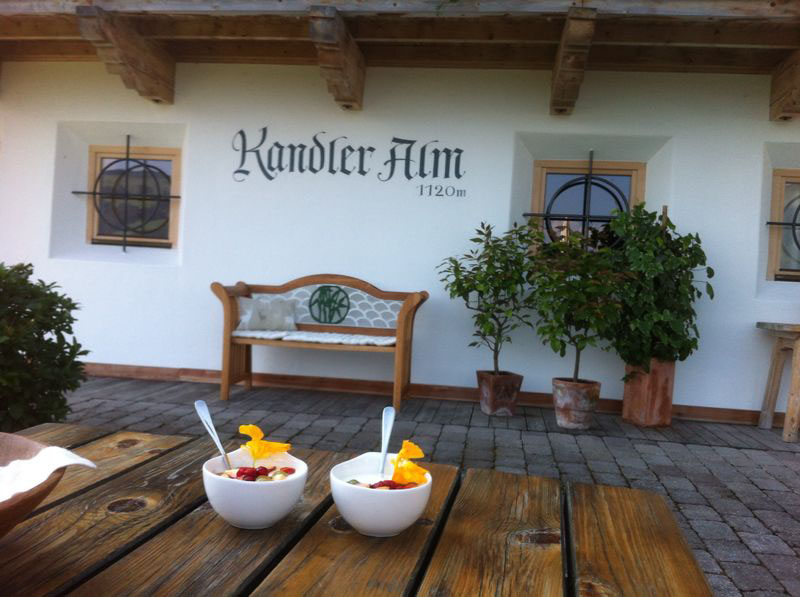 Frühstück auf der Kandleralm in Brixen im Thale