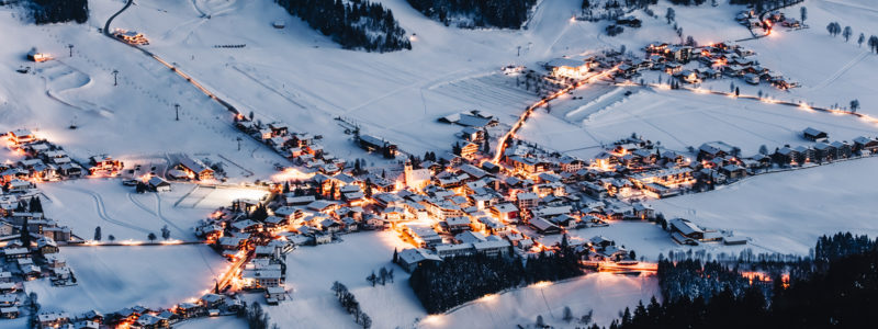 Blick von oben auf Westendorf in Tirol im Winter