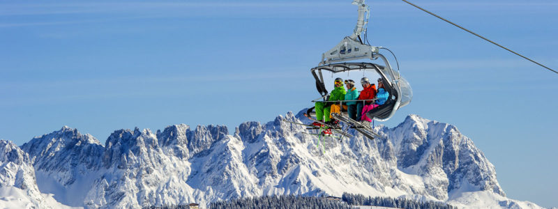 Skifahrer im Sessellift in der Skiwelt Wilder Kaiser - Brixental