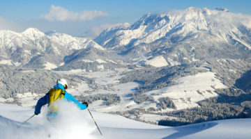 Skifahrer beim Tiefschnee fahren in der Skiwelt Wilder Kaiser - Brixental