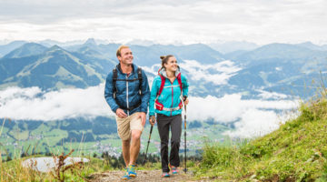 zwei Wanderer auf dem Weg auf die Hohe Salve in Hopfgarten im Brixental
