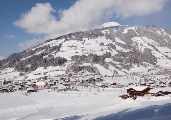 Blick auf das tief verschneite Westendorf in Tirol