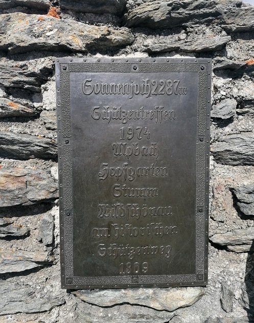 Tafel am Gipfelkreuz Sonnenjoch Kelchsau