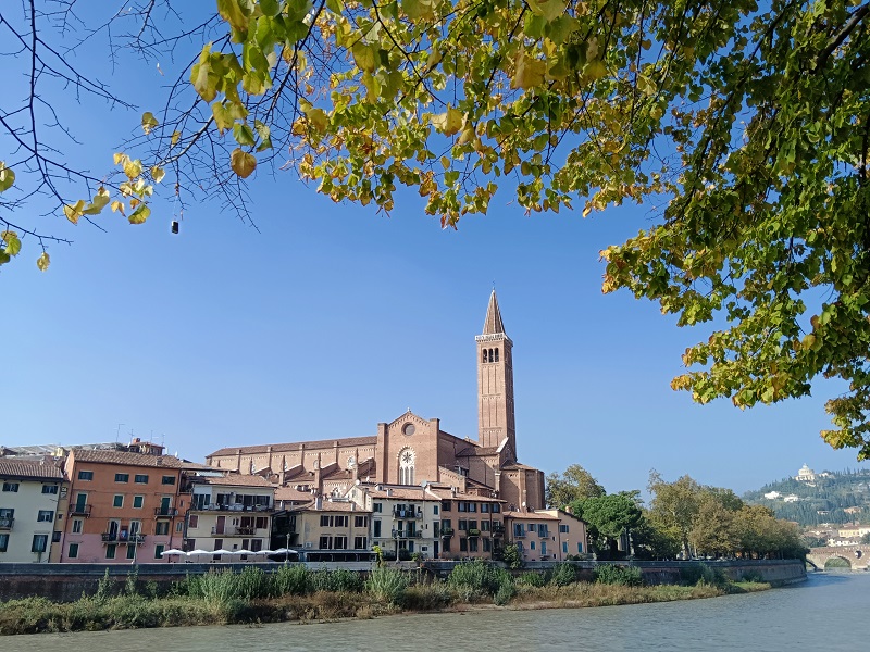 Blick auf Verona an einem herrlichen Herbsttag